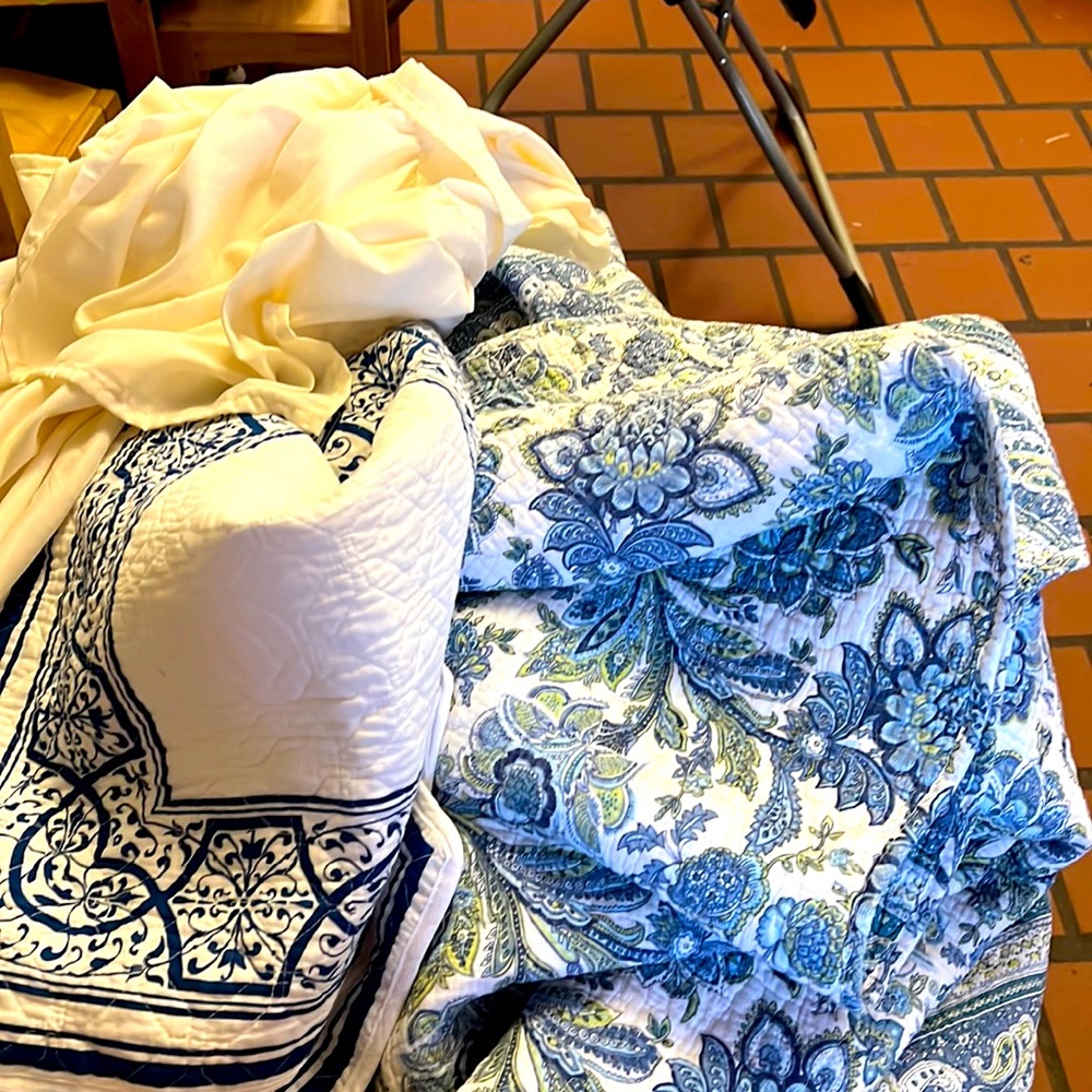 Reverseable quilt with pillow shames and cream dust ruffle